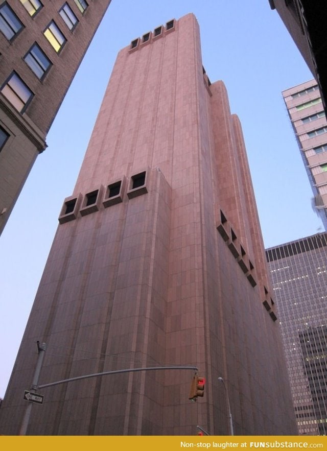 Building with no windows in the middle of NYC