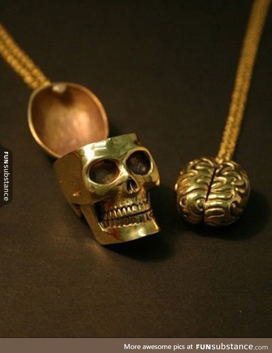 A necklace for best friends
