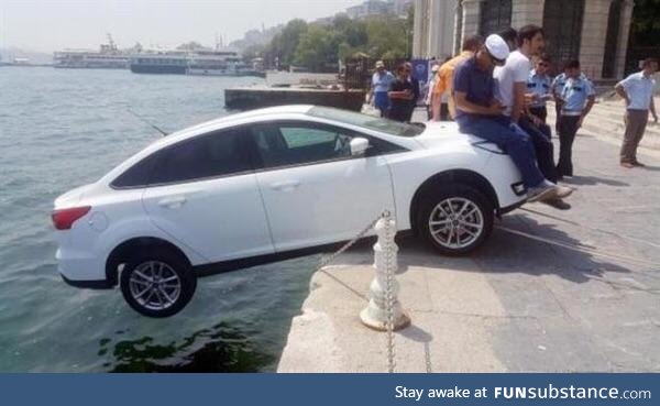 Istanbul locals save tourist's car from falling into the sea by sitting on the hood
