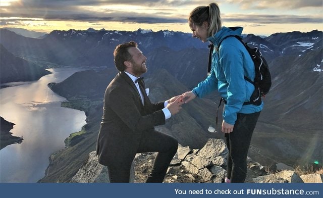 Norwegian guy brought a suit to a mountain to propose properly to his girlfriend