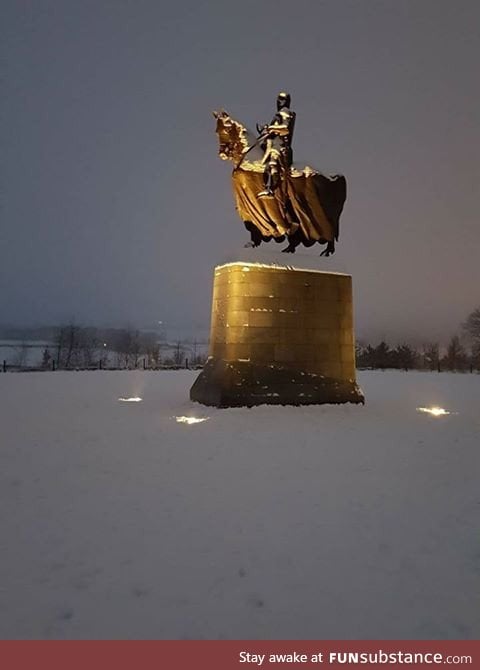 The statue of Robert the Bruce appears to be floating