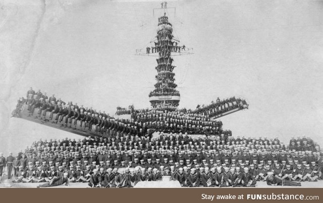Marines and sailors posing on a ship, 1918