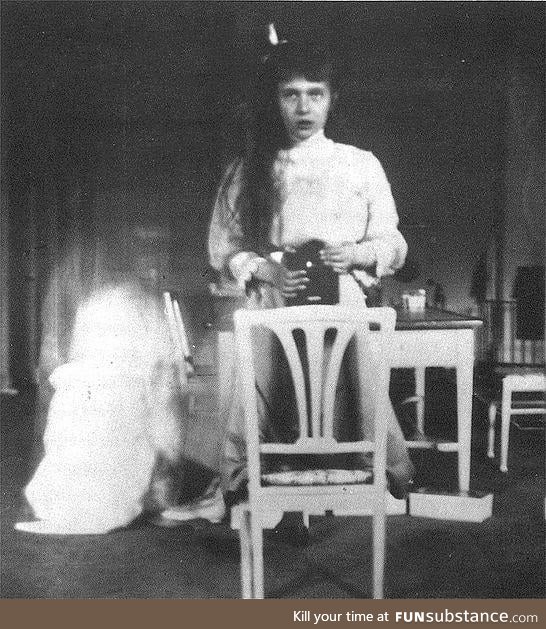 Russian princess Anastasia making a mirror selfie in 1913
