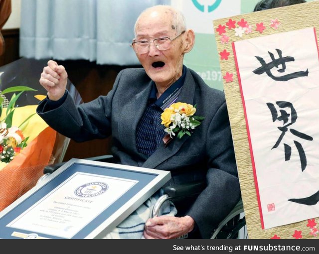 Chitetsu Watanabe with his award for the oldest living male (112)