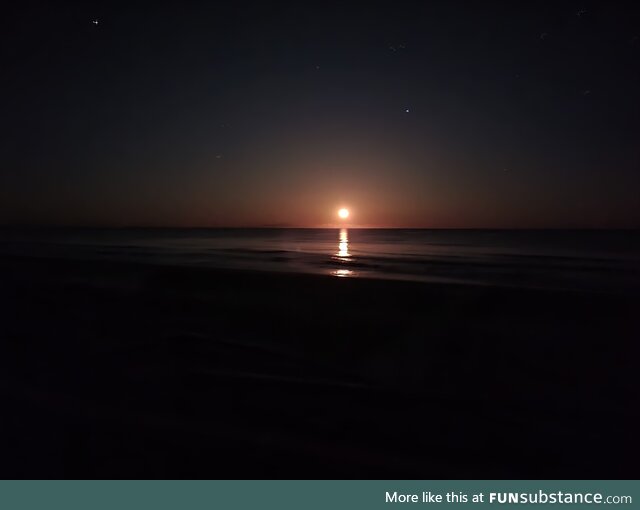 (OC) One of the most underrated things (in my opinion) is the moon rising over the ocean!