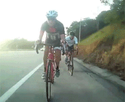 Cyclist fast reaction prevents him from crashing into an accident