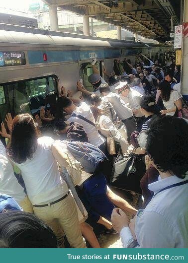 Tokyo Subway passengers widening gap so fallen passenger can be rescued