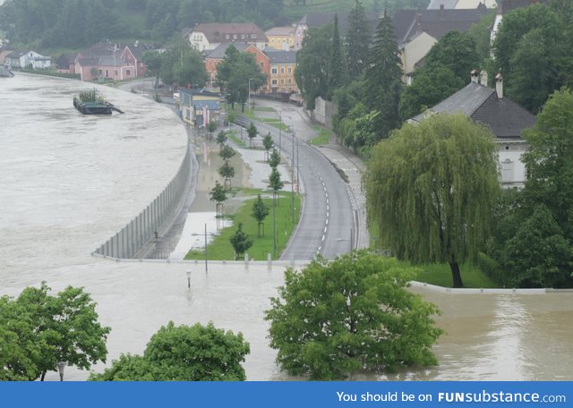 Mobile flood wall in Austria, amazing feat of engineering