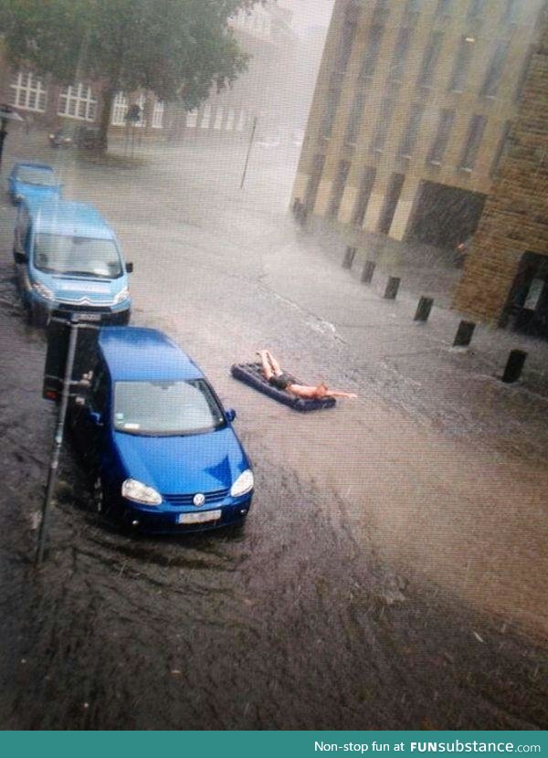 Huge thunderstorm hits my City, everyone is taking shelter, not this guy though