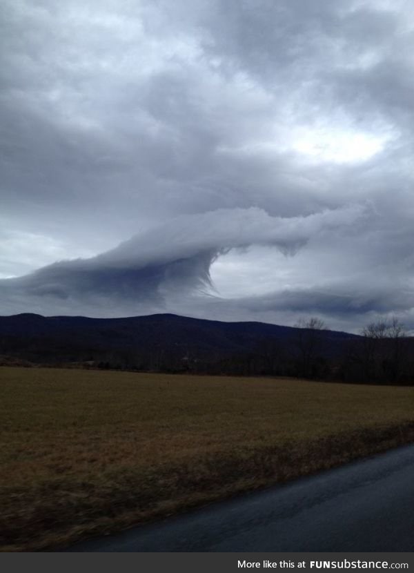 This cloud looks like a breaking wave