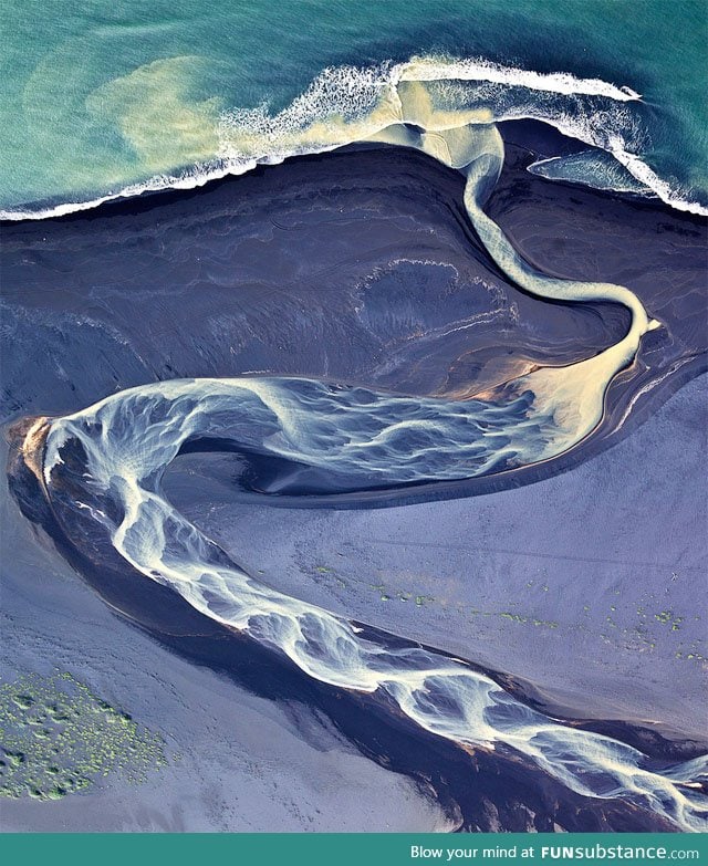 Amazing Icelandic river almost looks like an optical illusion