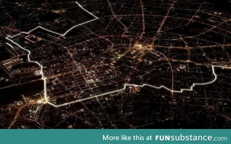 8000 Lightballons show the lines the Berlin Wall