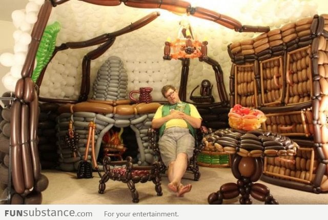 LOTR fan built a Hobbit Hole with 2,600 balloons