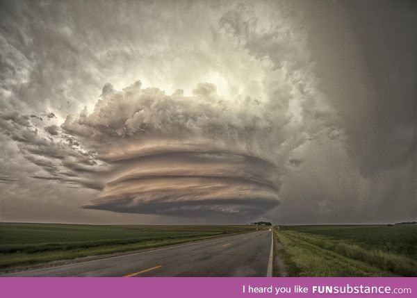 Giant supercell thunderstorm
