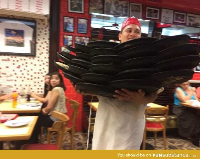 Extreme waitressing, level Argentinian pizzeria