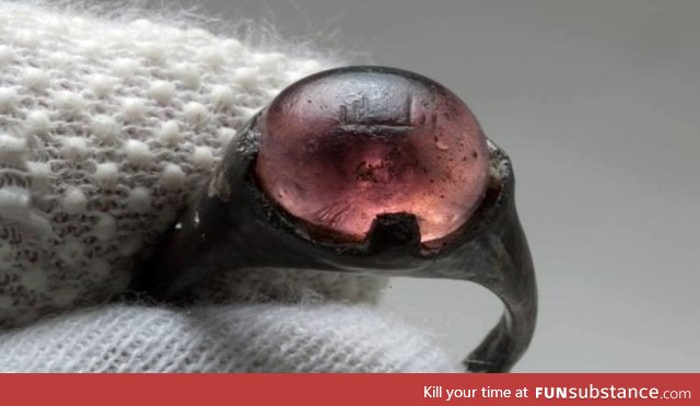 Reexamination of a glass ring discovered in a 9th century Viking grave