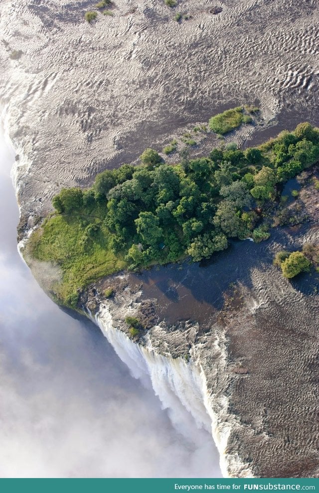 Victoria Falls looks like it is the edge of the earth