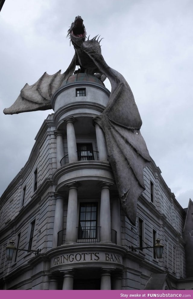 Dragon on top of Gringotts Bank