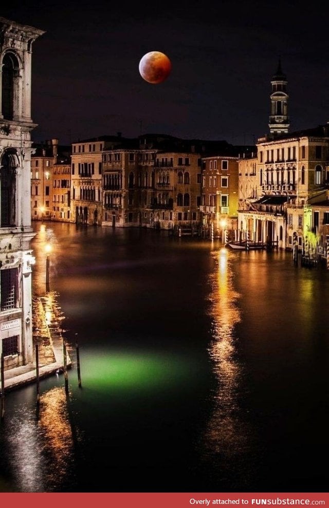 Blood Moon over Venice. Talk about a stunning shot