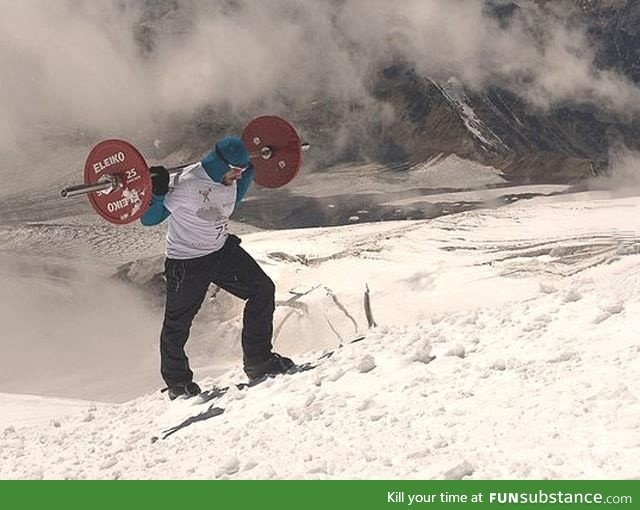 This Russian powerlifter climbed Europe's highest peak mount Elbrus (5642 m)