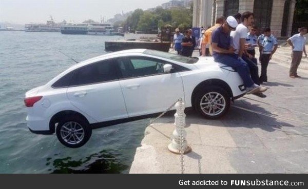 Istanbul locals save tourist's car from falling into the sea by sitting on hood