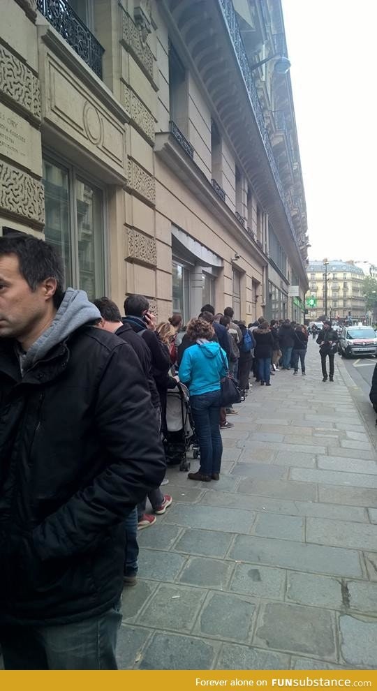 Parisians queuing to give their blood this morning