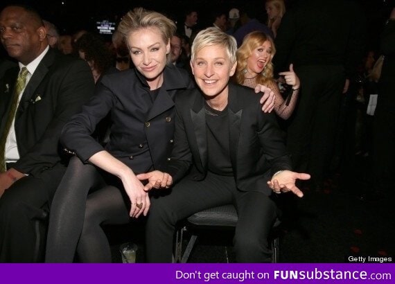 Kelly Clarkson photobombs Ellen and Portia at the Grammys