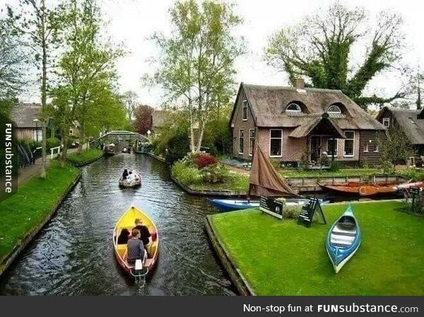 A village in the Netherlands has no roads; The only form of transport is boat