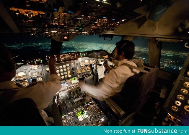 Inside a 747 landing at night c*ckpit view