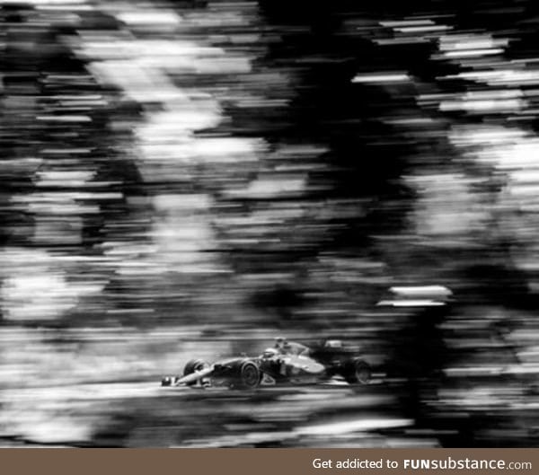 Photographer shoots Formula 1 with a 104-year-old camera
