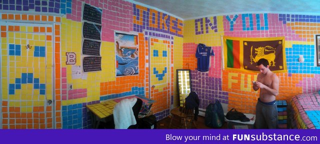 Roommate away for the weekend? Redecoration with the help of 5,000 post-its