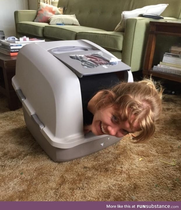 A amazon reviewer was trying to show how roomy this litter box is
