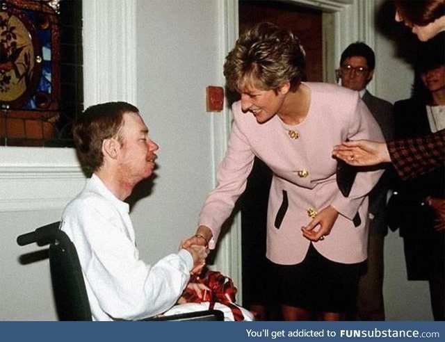 Princess Diana shakes hands with an AIDS patient without gloves, 1991