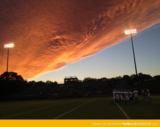 This cloud looks like mars or something