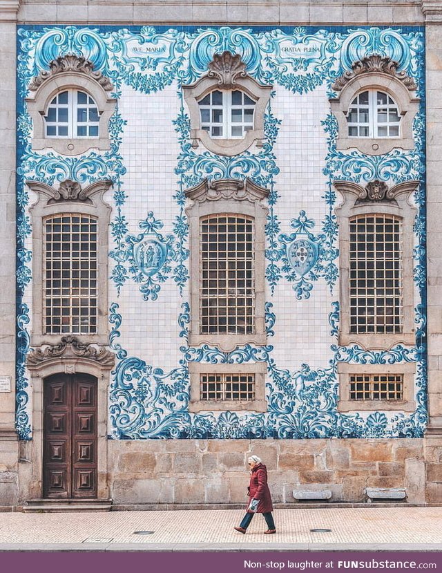 This beautiful facade in Porto, Portugal (Photo by Framboisejam)