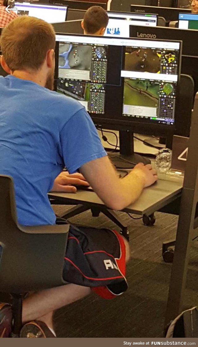 Your eyes don't deceive, this man is grinding 4 different Runescape accounts