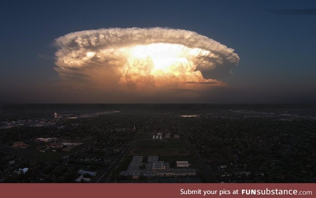 This cloud formation looks like a nuke just detonated