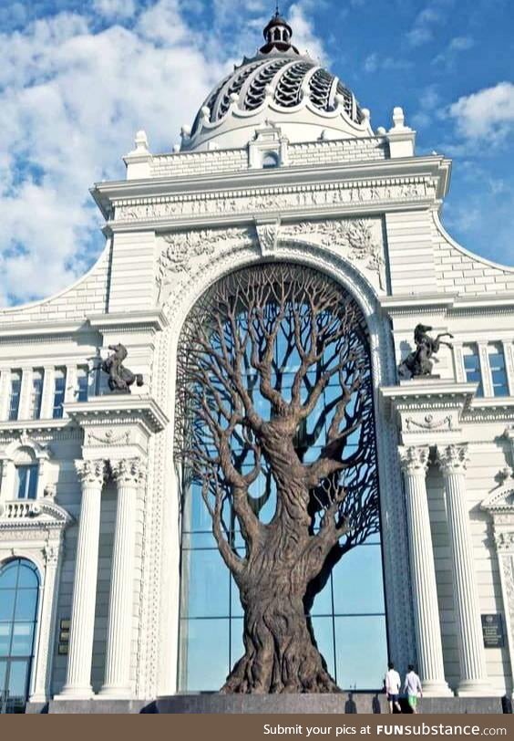 Satisfying design of giant iron tree built in Russia's Ministry Of Agriculture
