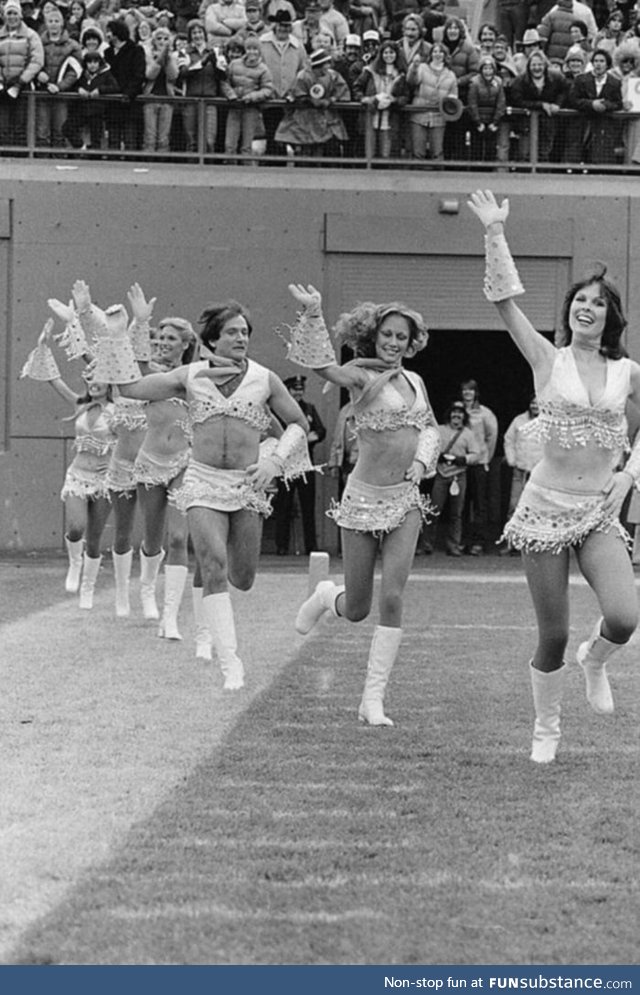 Robin williams joining the cheerleaders team 1980