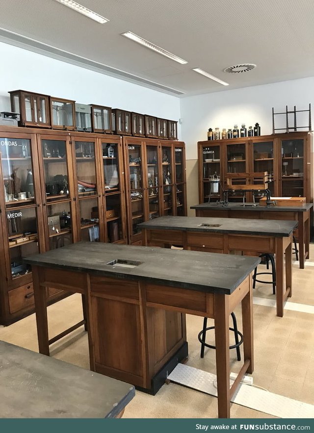 Perfectly preserved 1930s physics classroom in Lisbon