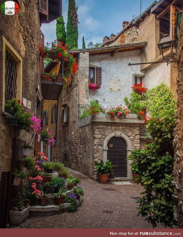 A colorful alleyway in Borghi, Italy