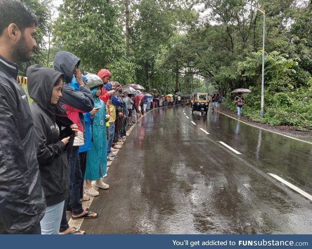 1500 people in Mumbai came out in rain to form a 3km long human chain to protest the