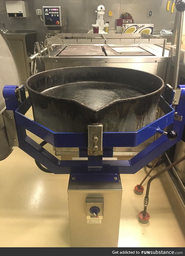 5000w electric cast iron griddle mounted on a gyroscope to stay level while cooking at