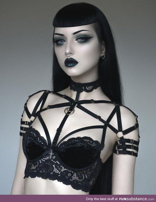 Daily Dose of Goth Girls #5: porcelain skin