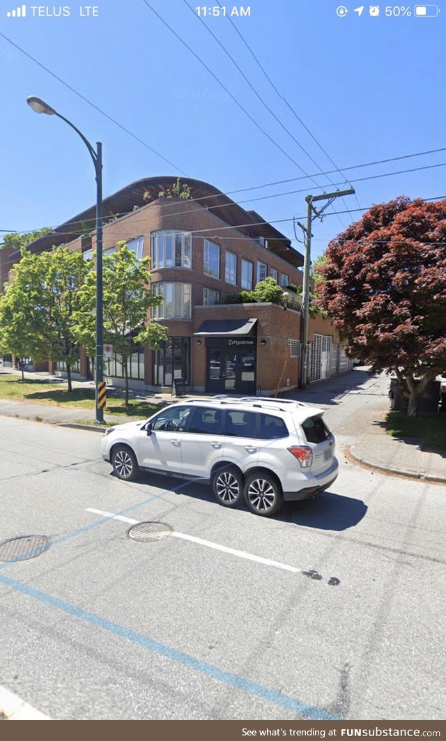Google street view stitched this SUV into a 6 door 6 wheel drive monster!