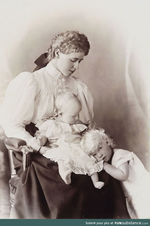 Crown Princess Marie and her two older children, Carol and Elisabeth (1895)