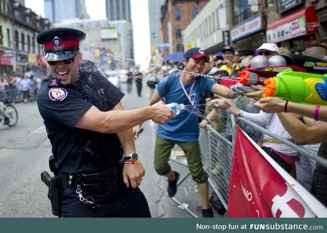 Canadian police involved in a 'brutal' clash with citizens!