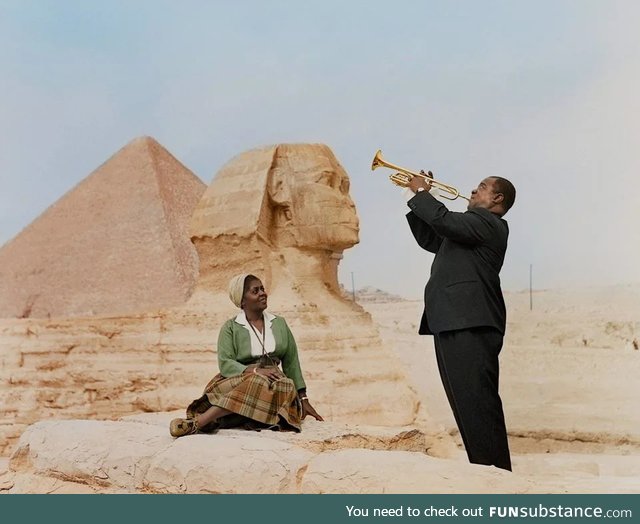 Louis Armstrong plays for his wife in front of the Sphinx, Egypt, 1961 mishor