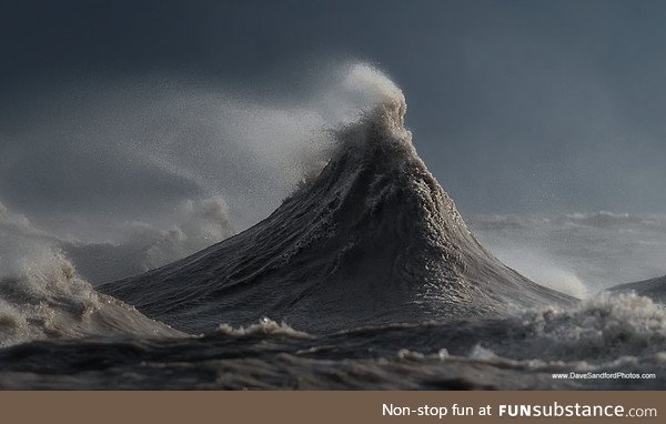 Lake Erie waves looking like mountains (Credit: Dave Sanford)