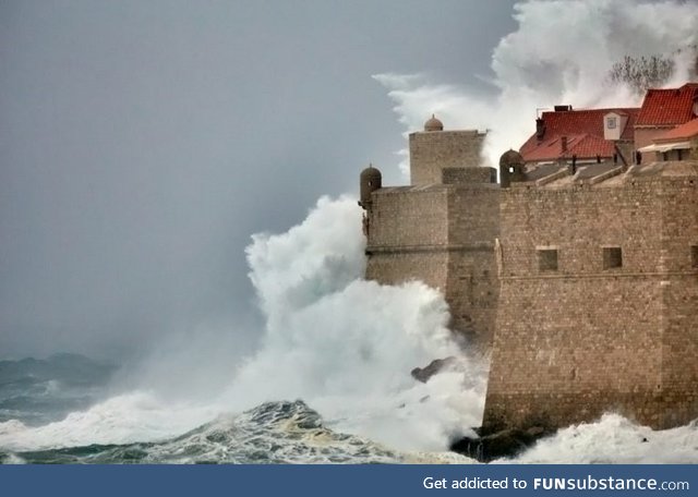 11m high wave hit Dubrovnik city walls yesterday